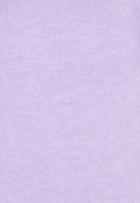 Licht lavendel brei stof met een zachte textuur, met een glad, uniform oppervlak en subtiele variaties in kleurintensiteit.
