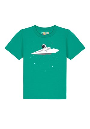 Türkises Baumwoll-T-Shirt mit einem Grafikmotiv eines Astronauten auf einem Papierflugzeug, umgeben von weißen Sternen im Hintergrund.