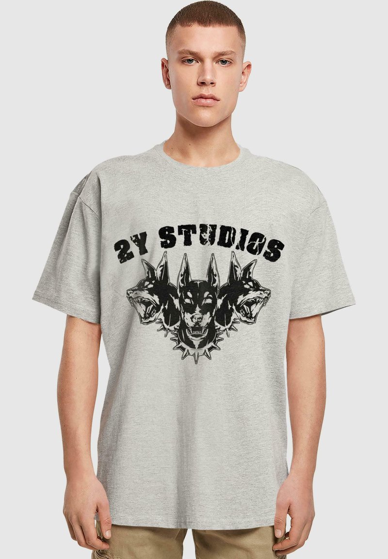 Šedé bavlněné tričko s černou grafikou tří psích hlav a textem "2Y STUDIOS", s kulatým výstřihem a volným střihem.