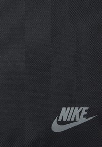 Nike Sportswear HERITAGE CROSSBODY UNISEX - Mala a tiracolo - black