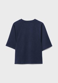 Marineblå, kortærmet sweatshirt med rund halsudskæring og synlige sømdetaljer på ryggen og skuldrene.