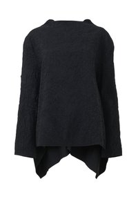 Blusa negra con textura arrugada, mangas anchas y dobladillo asimétrico. La tela ligera realza el movimiento y la caída. Sin cierres visibles.