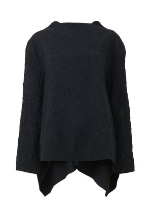 Zwarte blouse met gekreukt textuur, brede mouwen en een asymmetrische zoom. Lichtgewicht stof bevordert de flow en drape. Geen zichtbare sluitingen.