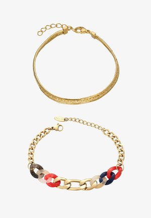 Kaksi kultasävyistä rannekorua; toinen ohuella kaksoisketjulla ja hummeriklipsillä, toinen yhdistää kultaisia sekä punaisia, tummansinisiä ja beigejä hartsilenkkejä.