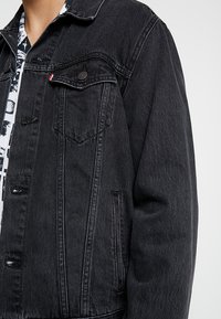 Levi's® THE TRUCKER JACKET - Casaco de ganga - liquorice trucker