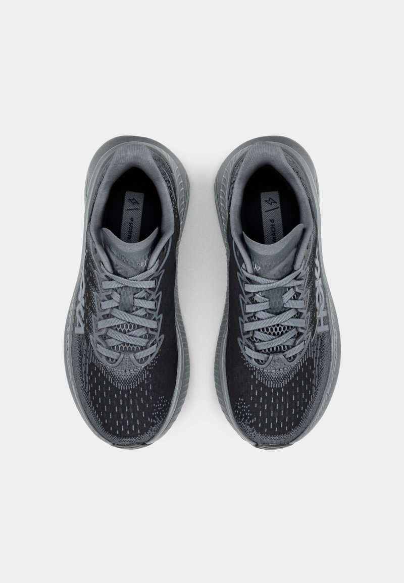 Graue Sportschuhe mit einem Obermaterial aus Mesh, strukturiertem Muster und einer gepolsterten Sohle. Mit flachen Schnürsenkeln und Branding in einer kontrastierenden Farbe.