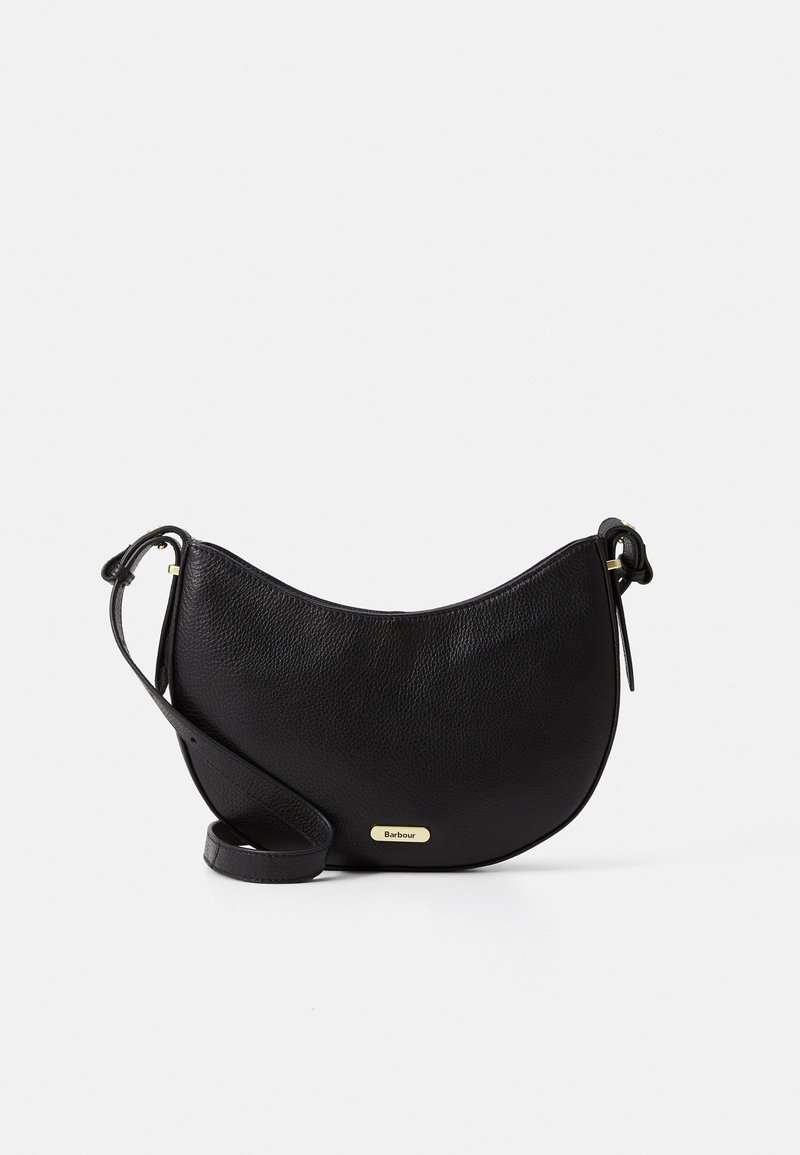 Černá kožená crossbody taška s zakřiveným tvarem, texturovaným povrchem a zlatým kovovým logem jako akcentem. Nastavitelný popruh pro všestrannost.