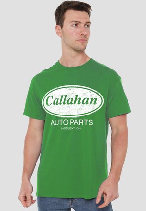 Grünes Baumwoll-T-Shirt mit einem weißen, rissigen Grafikdesign, das den Text "Callahan AUTO PARTS" und "SANDUSKY, OH" in fetter Schrift zeigt.
