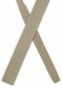 Bretelle beige intrecciate con finitura testurizzata, incrociate al centro, con cinghie piatte e senza componenti visibili.