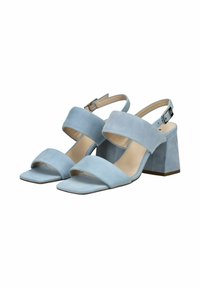 Sandalias de tacón bloque de gamuza azul claro con dos correas anchas a través del pie y una correa ajustable en el tobillo. Diseño de punta cuadrada.