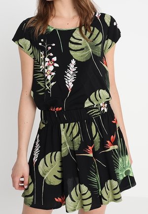 Zwarte jurk met korte mouwen, voorzien van een tropisch blad- en bloemenpatroon in groen, wit en rood, met een elastische tailleband en een uitlopend rokje.