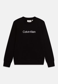 Svart sweatshirt i bomull med rund halsringning och långa ärmar. Framdelen pryds av en vit logotext: "Calvin Klein."
