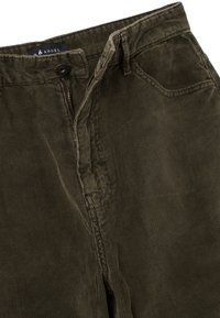 Cordhosen in Dunkelgrün mit vertikaler Rippstruktur, versehen mit Reißverschluss, Knopfverschluss und Vorderseitentaschen. Weiche Textur, lässiges Design.