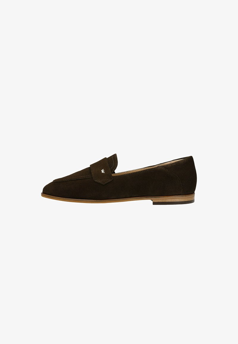 Mocassini in suede marrone con punta quadrata, caratterizzati da un design cucito e una fascia decorativa sulla parte superiore. Suola leggera e stile minimale.
