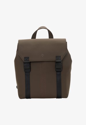 Sac à dos imperméable marron avec rabat, bretelles noires et fermetures à boucle. Présente des accents de couture et une poignée supérieure pour le transport.