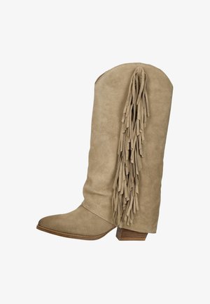 Lichtbruine suède Westernlaars tot halverwege de kuit met een gestapelde houten hak en lange franjes langs de buitenkant.
