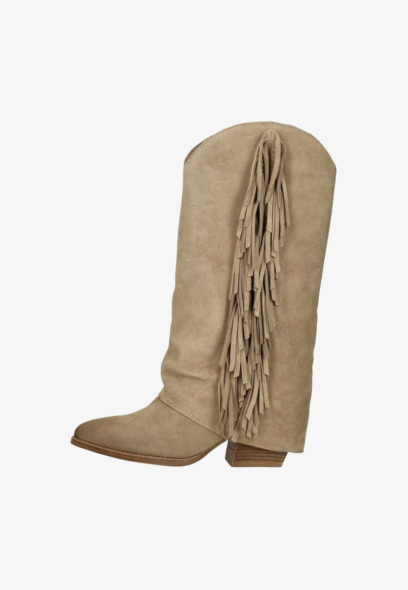 Lichtbruine suède Westernlaars tot halverwege de kuit met een gestapelde houten hak en lange franjes langs de buitenkant.