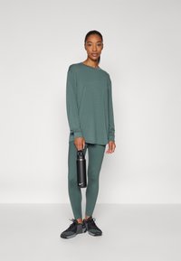 Nike Performance ONE RELAXED - Hosszú ujjú felső - vintage green/black