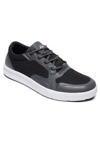 Schwarzer Sportschuh mit einem Obermaterial aus Mesh, Gummielementen und einer weißen Sohle. Verfügt über eine Schnürung und ein strukturiertes Design für Atmungsaktivität.