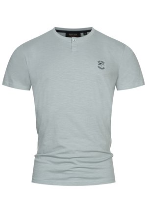 T-shirt gris clair à manches courtes avec un col rond et un seul bouton. Présente un petit logo imprimé sur le côté gauche, texture douce.