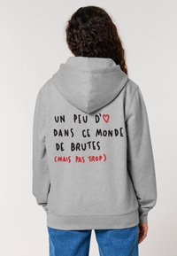 Felpa grigia con cappuccio che presenta una grande grafica testuale in nero e rosso sul retro, con un simbolo a forma di cuore e una vestibilità casual. La parte anteriore è semplice.