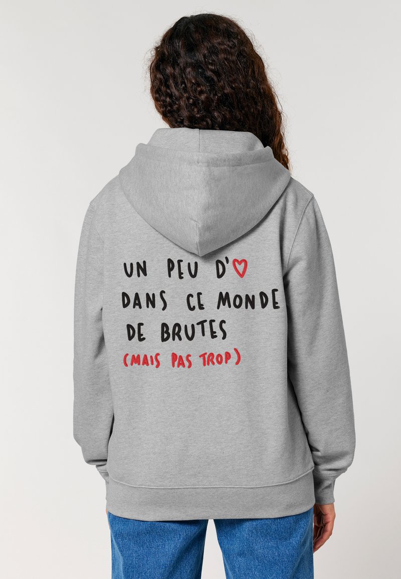 Felpa grigia con cappuccio che presenta una grande grafica testuale in nero e rosso sul retro, con un simbolo a forma di cuore e una vestibilità casual. La parte anteriore è semplice.