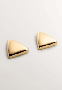 Pendientes triangulares en tono dorado con una superficie lisa y brillante; sin adornos ni patrones visibles; características de un diseño minimalista.