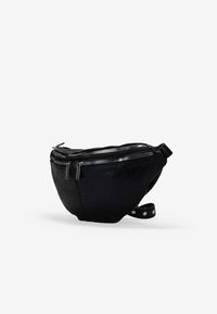 Riñonera de piel texturizada negra con dos compartimentos con cremallera, correa ajustable y detalles en metal.