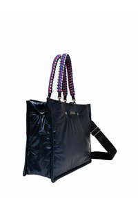 Sac fourre-tout en nylon marine avec un extérieur texturé et rembourré, des poignées tissées colorées à double, un fond plat et une sangle d'épaule réglable. Accents en matériel lisse.