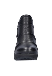 Zwarte leren enkellaars met een ronde neus, horizontale plooien op de bovenkant, een zijrits en een getextureerde rubberen zool voor grip.