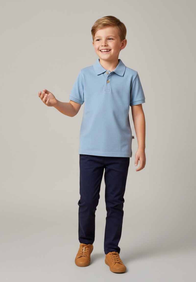 Jasnoniebieska koszulka polo z kołnierzykiem i trzema guzikami, zestawiona z granatowymi spodniami i beżowymi trampkami. Gładka tkanina, casualowy krój.
