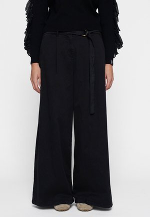 Zwarte wijde broek met riemlussen, een bijpassende stoffen riem en een gladde textuur. Beschikt over een op maat gemaakte, hoge taille.