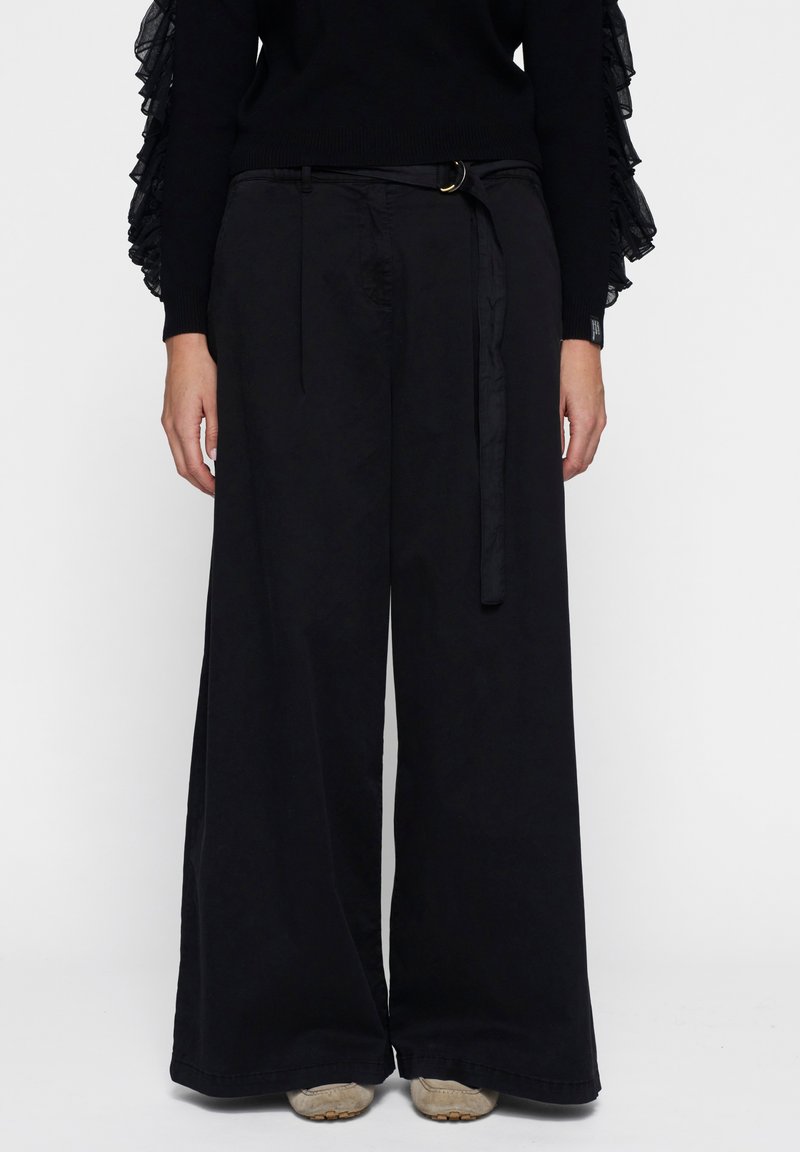 Zwarte wijde broek met riemlussen, een bijpassende stoffen riem en een gladde textuur. Beschikt over een op maat gemaakte, hoge taille.