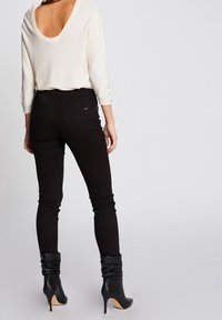 Morgan Stickad tröja - white denim