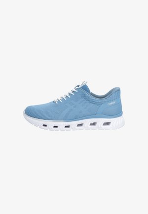 Baskets de sport bleu clair avec lacets blancs, empeigne en mesh respirant, et semelle blanche avec des découpes rectangulaires pour la ventilation.