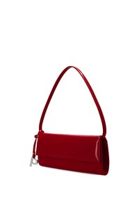 Rote Schultertasche aus Lackleder mit Klappenverschluss und einem silbernen "P"-Anhänger, der nahe der Befestigung des Riemens hängt.