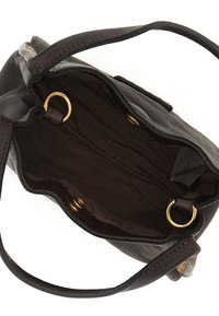 Borsa a mano in pelle marrone con accessori in oro. Vista dall'alto aperto che mostra un interno foderato in tessuto. Presenta una texture liscia e una forma curvilinea.