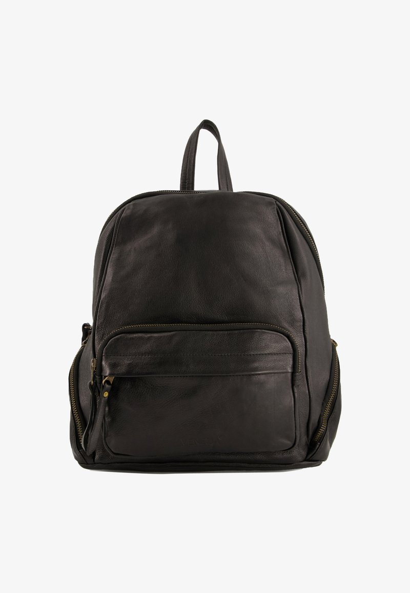 Czarny skórzany plecak o zaokrąglonym kształcie, regulowane paski, przednia kieszeń i mosiężne zamki błyskawiczne. Gładka faktura z minimalnym logowaniem.