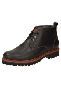 Bottine en cuir noir avec fermeture à lacets, tige texturée, semelle intermédiaire marron contrastante et semelle extérieure en caoutchouc rugueux avec des crampons de traction.