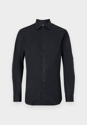 Černá košile s dlouhým rukávem z hladkého materiálu, s klasickým límcem, zapínáním na knoflíky vpředu a knoflíkovými manžetami.
