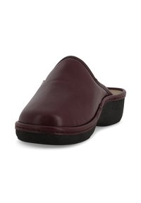 Zoccoli slip-on in pelle bordeaux con punta arrotondata, texture morbida e suola in gomma nera. Presentano cuciture sottili e un tacco basso.