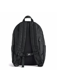 Svart ryggsekk med polstrede justerbare stropper, et håndtak på toppen, sidelommer, en frontlomme med glidelås og et minimalistisk design. Holdbar stoffkvalitet.