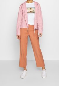 ONLY Chaqueta de entrenamiento - light pink