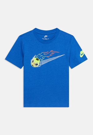 Tricou Nike albastru cu grafică cu minge de fotbal în flăcări, integrată în swoosh-ul Nike și logo Nike galben neon pe mâneca stângă.