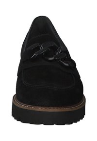 Schwarze Wildleder-Loafers mit einem strukturierten schwarzen Kettendetail an der Oberseite, ausgestattet mit einer dicken schwarzen Gummisohle und kontrastierendem braunem Nähen.