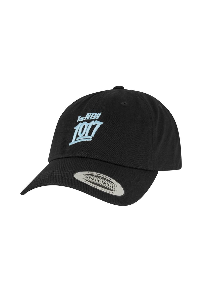 Cappello da baseball in cotone nero con cinturino regolabile. Presenta un ricamo blu chiaro con la scritta "The NEW 1977" sul davanti.