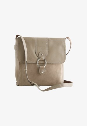 Beige Umhängetasche aus Leder und Wildleder mit strukturierter Oberfläche, Klappverschluss, rundem Metallelement und verstellbarem Riemen.