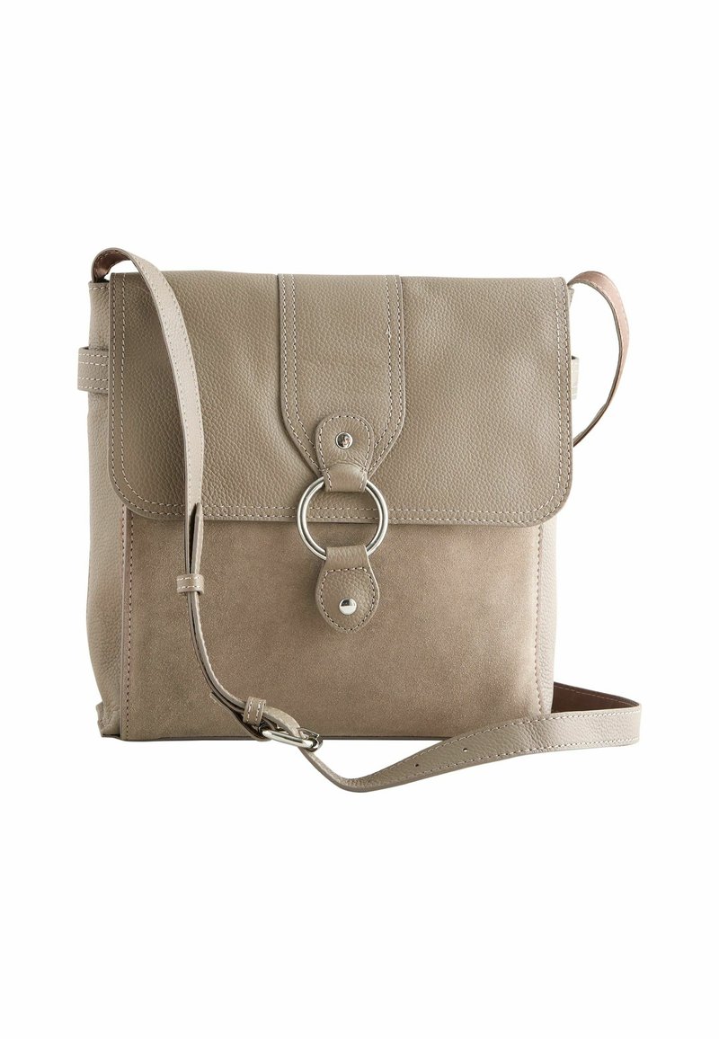 Beige læder- og ruskinds crossover taske med flaplukning, rund metalaccent og justerbar rem. Glatte og strukturerede overflader.