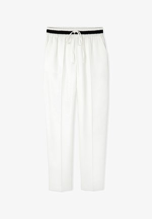 Białe spodnie dresowe ze sznurkiem w pasie, z elastycznym czarnym pasem i gładkim, lekkim materiałem. Cechują się zwężanymi nogawkami i bocznymi kieszeniami.