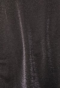 Tissu noir avec un subtil éclat, présentant une texture lisse et de fins fils métalliques tissés tout au long, réfléchissant la lumière.